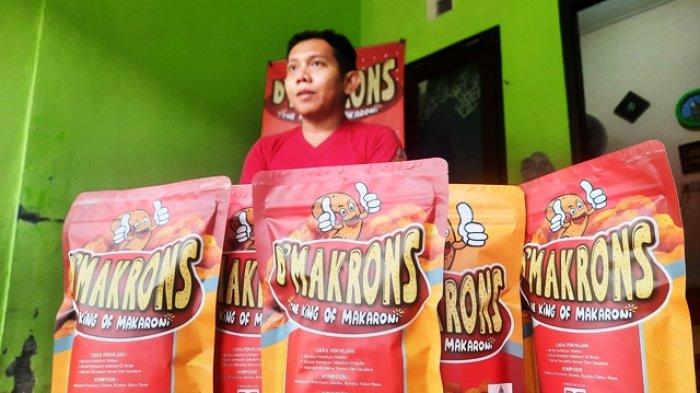 TUNJUKKAN PRODUK - Pelaku UMKM D'Makrons menunjukan produknya di rumahnya, Boja, Kendal, Selasa (29/4/2025). D'Makrons sudah menempus pasar supermarket di pulau Jawa.