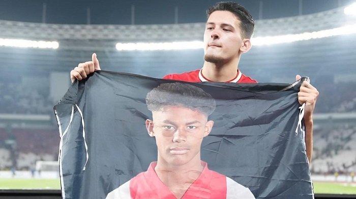 Tak Kuasa Menahan Haru, Justin Hubner Menangis Sambil Memegang Bendera Bergambar Noah Gesser