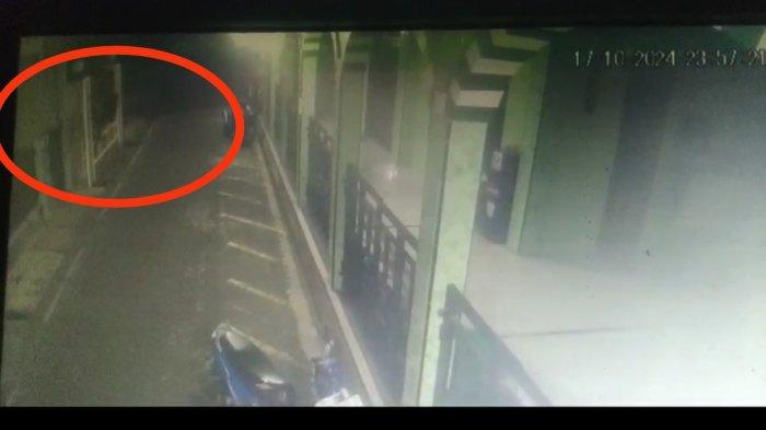 Tangkapan Layar CCTV yang merekam tersangka meloncati pagar rumah warga untuk mengakses ke balkon kamar kos korban di lantai dua, Jalan Peterongan Timur, Peterongan, Semarang Selatan, Jumat (18/10/2024).