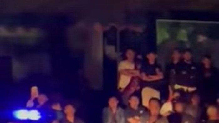 Tangkapan layar penjemputan pelaku MK dirumahnya oleh polisi. Selasa (26/9) malam. Saat itu ratusan massa telah hadir di lokasi bahkan beberapa ada yang tersulut emosi terhadap pelaku.