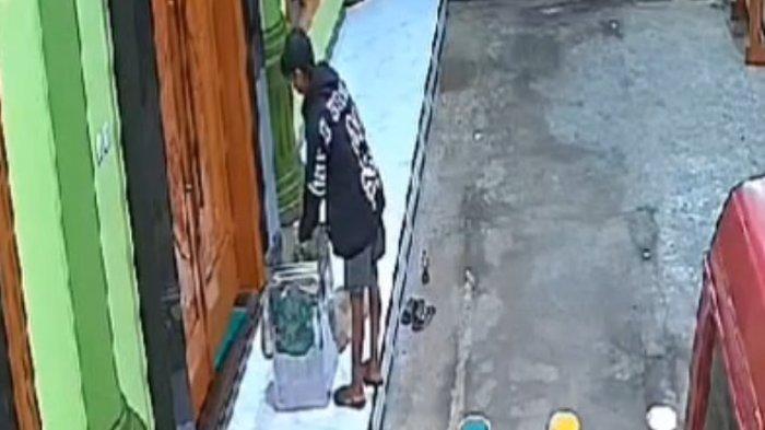 Tangkapan layar rekaman CCTV aksi pencurian uang kotak amal di Masjid Jamiyyatul Ulum, Desa Samban, Kecamatan Bawen, Kabupaten Semarang, Sabtu (18/1/2025) dini hari. (dok warga/istimewa)