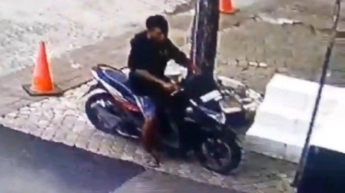 Tangkapan layar video pencurian sepeda motor di halaman Balai Kota Semarang.
