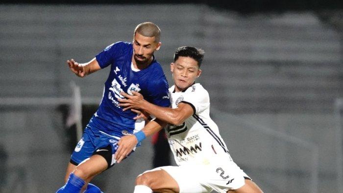 Perebutan bola antara pemain PSIS Semarang Taufee Skandari (Biru) dengan pemain Persija Jakarta Rio Fahmi (Putih) dalam pertemuan kedua tim di Stadion Moch Soebroto Magelang, Kamis (17/10/2024) malam