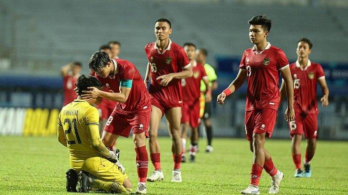 Kiper Timnas Indonesia, Ernando Ari diberi semangat oleh rekan-rekannya.