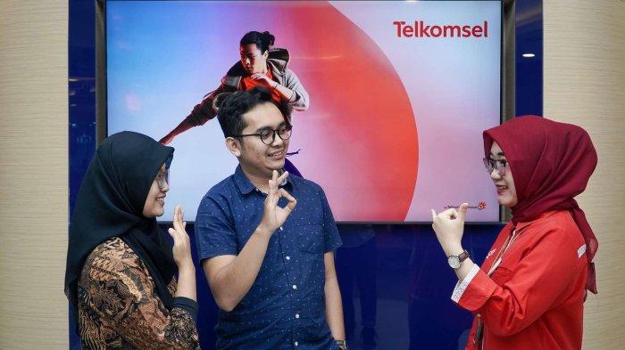 Telkomsel hadirkan layanan pelanggan khusus teman tuli di 19 titik GraPARI yang tersebar di seluruh Indonesia. Berkolaborasi dengan Silang.id, Telkomsel memberikan Pembelajaran Bahasa Isyarat Indonesia (Bisindo) kepada para petugas layanan untuk memiliki keahlian bahasa isyarat yang dapat memudahkan komunikasi teman tuli berinteraksi dengan staf GraPARI.