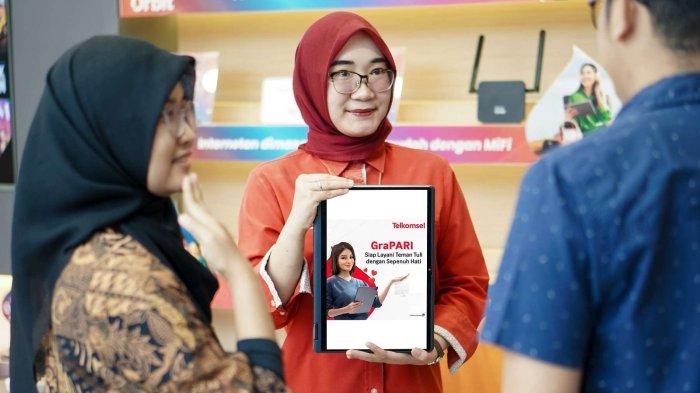 Telkomsel hadirkan layanan pelanggan khusus teman tuli di 19 titik GraPARI yang tersebar di seluruh Indonesia. Berkolaborasi dengan Silang.id, Telkomsel memberikan Pembelajaran Bahasa Isyarat Indonesia (Bisindo) kepada para petugas layanan untuk memiliki keahlian bahasa isyarat yang dapat memudahkan komunikasi teman tuli berinteraksi dengan staf GraPARI.