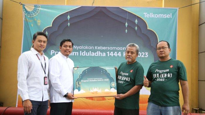 Telkomsel kembali menyalurkan 720 hewan kurban kepada sekira 46.000 penerima manfaat yang membutuhkan pada momen Iduladha 1444 H. Penyerahan bantuan hewan kurban ini dilakukan secara simbolis kepada perwakilan penerima manfaat dari seluruh Indonesia, Selasa (27/6).