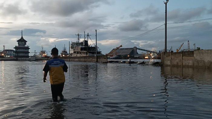 JEBOL- Petugas memeriksa tembok atau pagar tanggul di Pos 1 Kawasan Pelabuhan Tanjung Emas Semarang yang jebol, Jumat (23/5/2025). Pemkot Semarang bersama PT Pelindo saat ini menyiapkan sandbag untuk menambal atau menutup yang jebol akibat limpasan air laut.