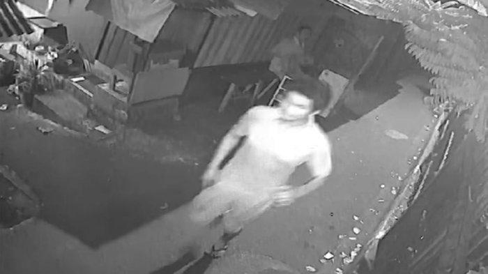 Terduga pelaku yang menusuk imam Musala di Kebon Jeruk, Jakarta Barat terekam CCTV saat hendak melarikan diri.