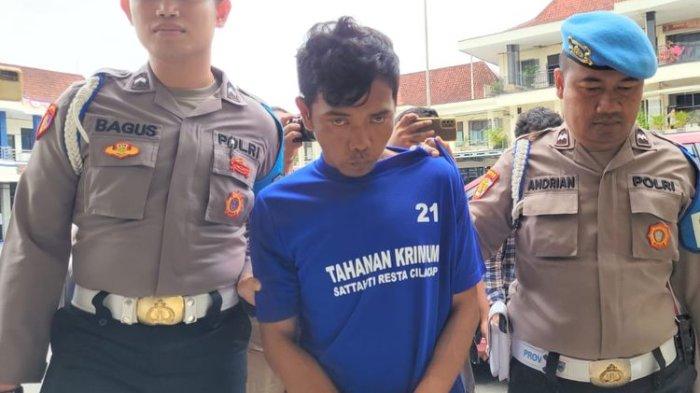 Tersangka AS saat ungkap kasus di Mapolresta Cilacap, Jawa Tengah, Kamis (14/9/2023).(FADLAN MUKHTAR ZAIN)