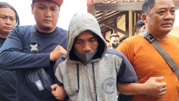 Tampang Rudi alias R (pakai penutup kepala) saat digelandang ke Satreskrim Polresta Banyumas, Jawa Tengah, Senin (26/6/2023). Rudi melakukan inses dengan anak kandungnya. 7 bayi hasil hubungan terlarang ia bunuh.