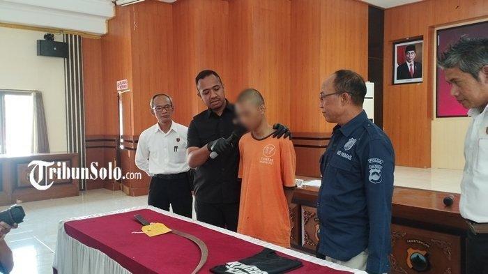 Tersangka anggota geng diamankan Polres Klaten, saat membawa sajam clurit panjang.