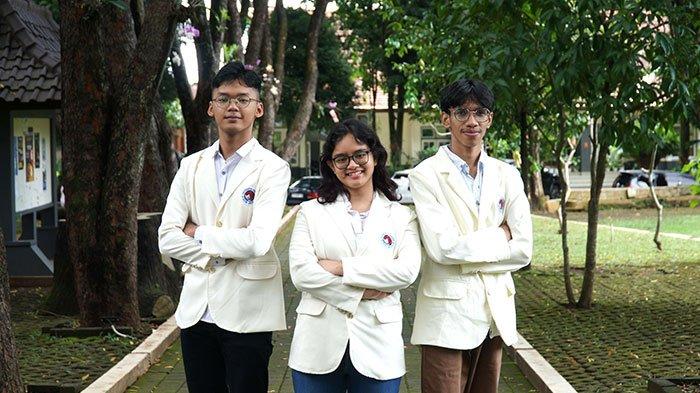 Tiga Mahasiswa UKSW meraih prestasi dalam ajang Internasional HEMA Debate Championship 2024 belum lama ini.