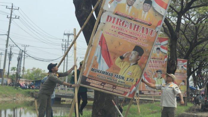 Tim Gabungan di Kabupaten Demak melakukan penertiban APS yang dinilai melanggar aturan Pemilu 2024, Sabtu (18/11/2023)