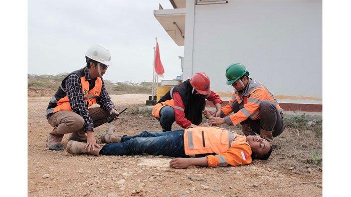 Tim Medis melakukan tindakan pertolongan kepada korban pada kegiatan simulasi tanggap darurat di Emergency Respond Room (ERR) area PT Semen Gresik Pabrik Rembang, Jumat 17 November 2023.