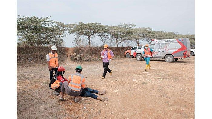 Tim Medis melakukan tindakan pertolongan kepada korban pada kegiatan simulasi tanggap darurat di Emergency Respond Room (ERR) area PT Semen Gresik Pabrik Rembang, Jumat 17 November 2023.