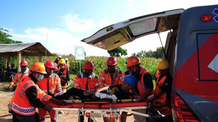 Tim Medis melakukan tindakan pertolongan kepada korban pada kegiatan simulasi tanggap darurat di area gudang bahan peledak (handak) Pabrik Rembang (12/6).