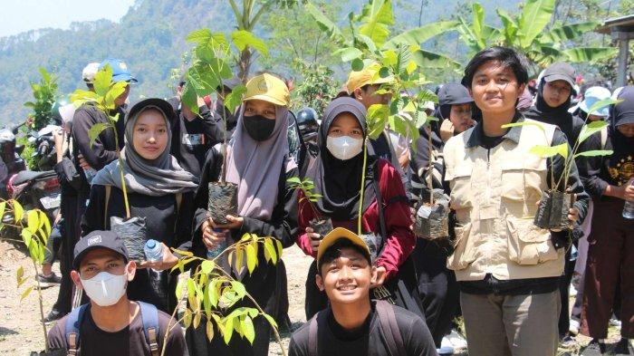 Tim PPK Ormawa Unit Klinik Tani melaksanakan Program Penguatan LMDH melalui Aksi Reboisasi