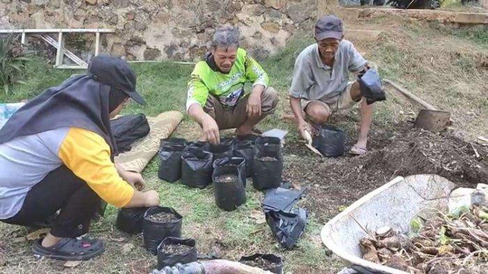 Tim PkM dari Fakultas Pertanian dan Bisnis UKSW ketika memberikan pelatihan pembibitan kepada petani dan usahawan di Desa Cukilan Kabupaten Semarang.