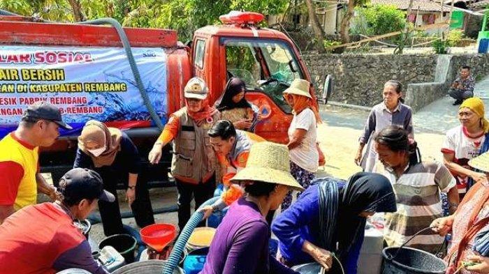 Tim Reaksi Cepat Semen Gresik bekerjasama dengan BPBD Rembang menyalurkan bantuan air bersih ke sejumlah wilayah terdampak bencana kekeringan ekstrim di Kabupaten Rembang.