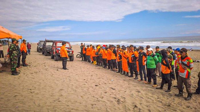 Tim SAR gabungan saat bersiap melakukan pencarian di hari ketujuh terhadap A (15) pelajar MTs yang terseret ombak di Pantai Setrojenar Kebumen, Sabtu (2/12/2023) sore.