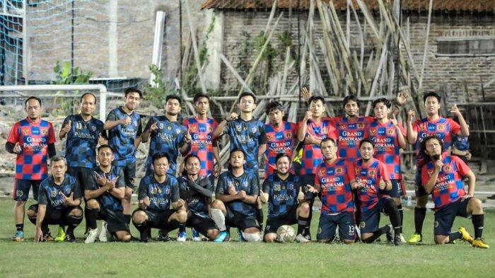 Tim Siwo PWI Jateng dan Tim Sedaya berfoto bersama sebelum laga frendly game di Lapangan Mitra Sampangan, Senin (18/9)