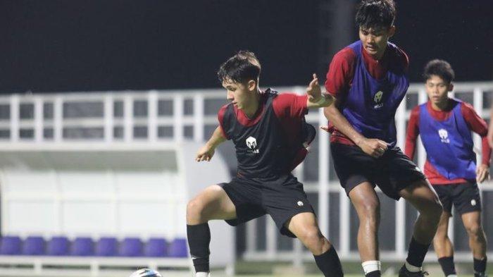 Timnas U-17 Indonesia melakukan latihan di Lapangan A Komplek Gelora Bung Tomo, Surabaya, Jawa Timur, Senin (6/11/2023) menjelang laga perdana melawan Ekuador di Piala Dunia U-17 2023.