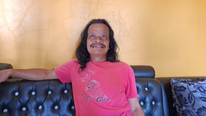 Tokoh masyarakat di Grumbul Tajur, Desa Pancurendang, Kecamatan Ajibarang, Kabupaten Banyumas, Nasim (53) saat memberikan pandangannya soal ritual yang akan dilakukan sebagai kearifan lokal upaya evakuasi 8 penambang yang masih terjebak, Sabtu (29/7/2023).