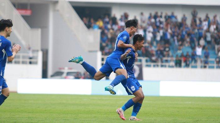 Selebrasi gol kedua pemain PSIS Semarang Tri Setiawan yang ia cetak ke gawang Persita Tangerang pada laga pekan ke-19 BRI Liga 1 2023/2024 di Stadion Jatidiri Semarang, Kamis (9/11/2023). Tri Setiawan menjadi pembeda dalam laga ini dengan mencatatkan dua gol meski tampil dari bangku cadangan. Mahesa Jenar menang 4-0 di pertandingan ini.