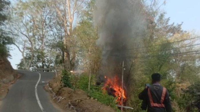 Truk bermuatan aspal terguling ke jurang dan terbakar di jalur Geopark Ciletuh, tepatnya di Tanjakan Cipeucang, Desa Tamanjaya, Kecamatan Ciemas, Kabupaten Sukabumi, Rabu (1/11/2023).