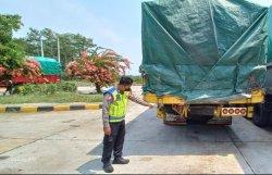 Truk yang ditabrak ambulans di ruas jalan tol Batang - Semarang