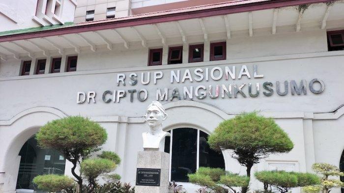 Papan nama RSUP Nasional dr Cipto Mangunkusumo (RSCM) Jakarta.