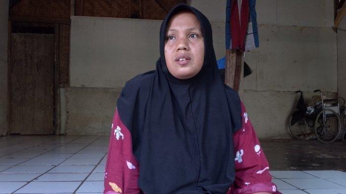 Tunah (33) istri dari Rouf, sopir truk trailer penyebab kecelakaan beruntun di Tol Cipularang KM 92 Purwakarta, Jawa Barat.