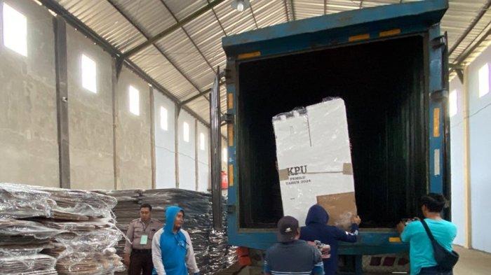 Pekerja sedang menurunkan logistik kebutuhan Pemilu 2024 hasil droping di Gudang KPU Batang, Jalan Sultan Agung Batang, Jumat (3/11/2023).