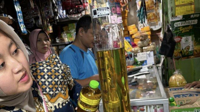 UJI TAKARAN MINYAKITA - Petugas Dinas Perdagangan dan Perindustrian (Disdagperin) Kabupaten Pati melakukan pengujian volume atau isi produk Minyakita yang beredar di Pasar Puri Baru, Selasa (11/3/2025). Dari hasil pengujian, tidak ditemukan produk Minyakita yang takarannya kurang melebihi batas toleransi.
