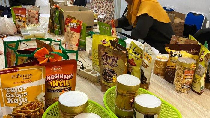 UMKM: Sejumlah UMKM binaan Rumah BUMN sedang membuat pesanan hampers Lebaran di Rumah BUMN Semarang pada Jumat (14/3/2025)