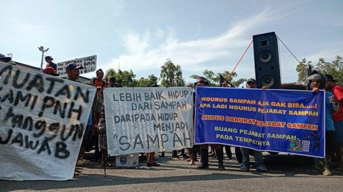 UNJUKRASA: Ratusan petugas sampah unjukrasa membawa bentor berisikan sampah tuntut pembukaan TPA, Sabtu (25/1/2025).