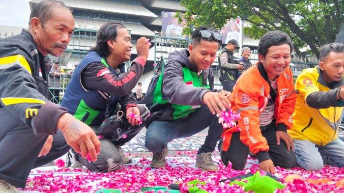 Unjuk Rasa-Aksi tabur bunga dilakukan pengemudi online pada kebangkitan nasional transportasi online Indonesia yang digelar di depan kantor Provinsi Jateng.