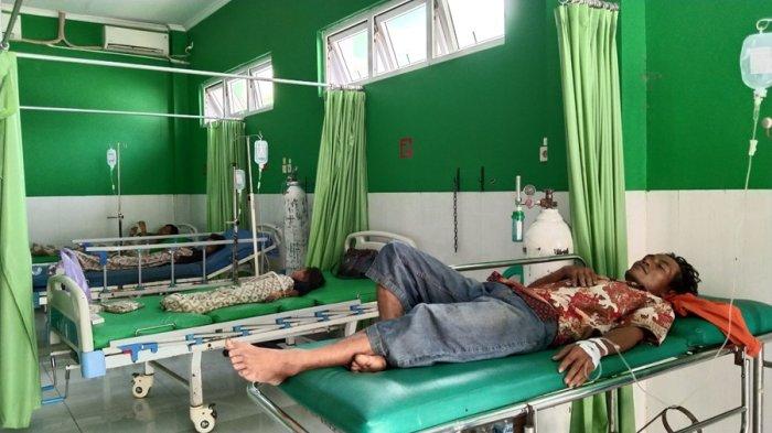 POTRET kondisi bapak dan tiga anak yang mengalami keracunan seusai konsumsi jamur liar. Satu keluarga ini masih dirawat di Puskesmas Gandrungmangu 1, Kabupaten Cilacap, Kamis (2/5/2024).