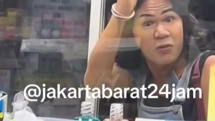 Video seorang transpuan yang berada di dalam apotek dan sempat berdebat dengan penjaga apotek viral usai diunggah akun Instagram @Jakartabarat24jam.