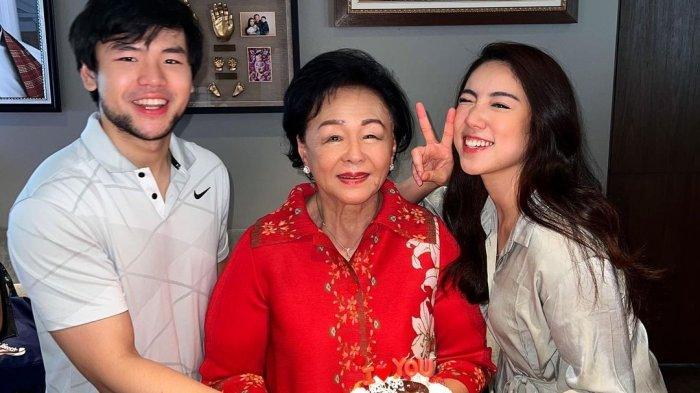 Vietyana Chloe berfoto bersama ibunda Ahok