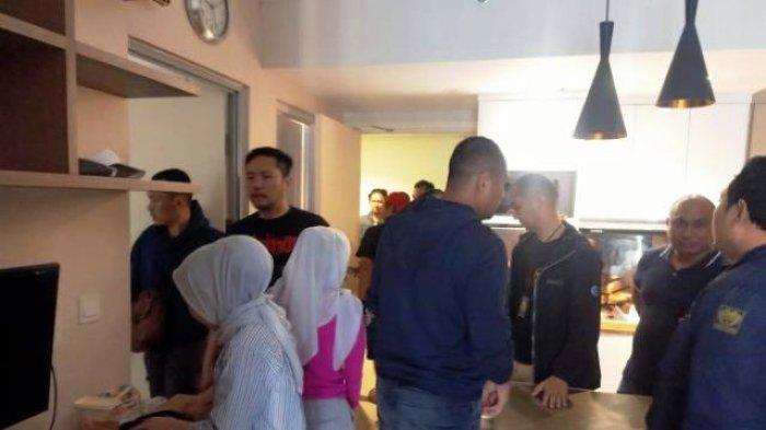 Si kembar Rihana Rihani dalam video penangkapan yang viral. Keduanya terlihat santai dan digiring ke kantor polisi tanpa diborgol. Rihana Rihani ditangkap tim Resmob Ditreskrimum Polda Metro Jaya di M Town Gading Serpong, Kabupaten Tangerang.