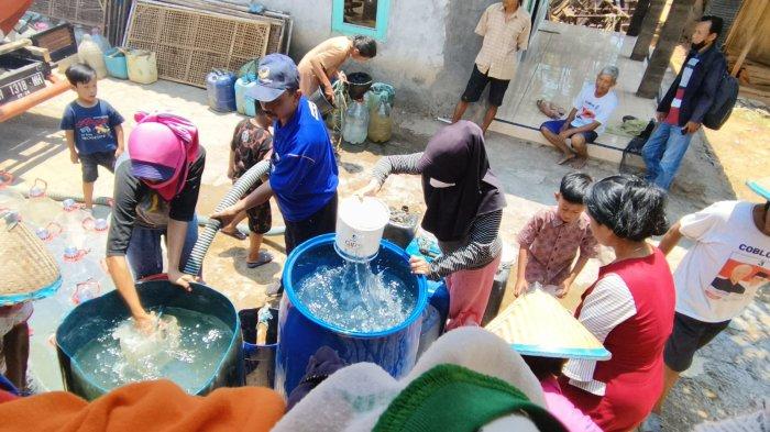 Vivit-Gus Umam Salurkan Air Bersih Bagi Warga Rembang Terdampak Kekeringan