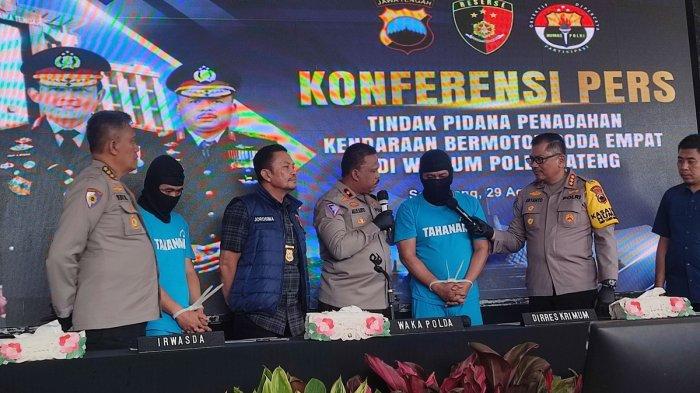 Wakapolda Jateng Brigjen Pol Agus Suryonugroho (keempat dari kiri) meminta keterangan dari dua tersangka jual-beli mobil bodong saat konferensi pers di Mapolda Jateng, Kamis (29/8/2024).