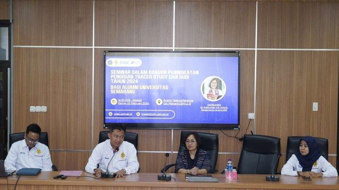 Wakil Rektor III USM, Dr Muhammad Junaidi SHI MH (Dua dari Kiri) pada saat berlangsungnya acara