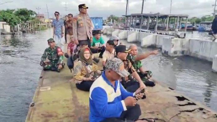 TINJAU ROB - Wakil Wali Kota Semarang Iswar Aminuddin meninjau lokasi banjir rob yang terjadi di wilayah pesisir utara Semarang, Jumat (23/5/2025) sore.