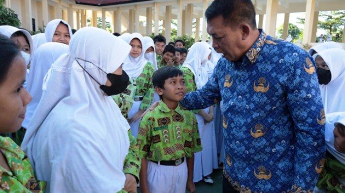 ILUSTRASI Wali Kota Surakarta, Teguh Prakosa sedang menyapa beberapa siswa di wilayahnya.