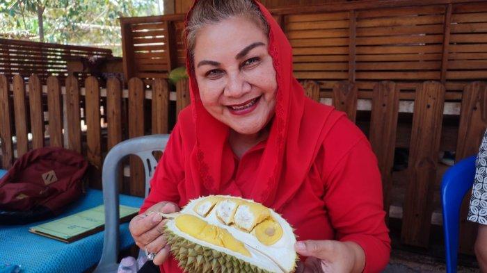 Wali Kota Semarang, Hevearita Gunaryanti Rahayu saat mencoba durian khas Kota Semarang.