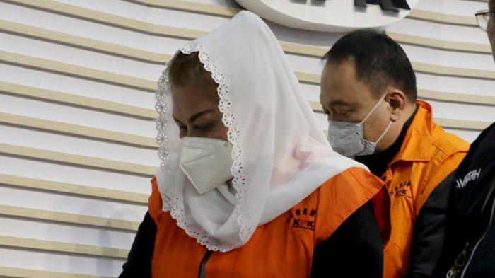 PENAHANAN TERSANGKA KPK - Wali Kota Semarang Hevearita Gunaryanti Rahayu bersama suaminya, Alwin Basri mengenakan rompi tahanan usai menjalani pemeriksaan di gedung KPK, Jakarta, Rabu (19/2/2025). KPK resmi menahan Wali Kota yang akrab dipanggil Mbak Ita dan suaminya tersebut terkait kasus dugaan korupsi pengadaan barang dan jasa di lingkungan Pemkot Semarang.