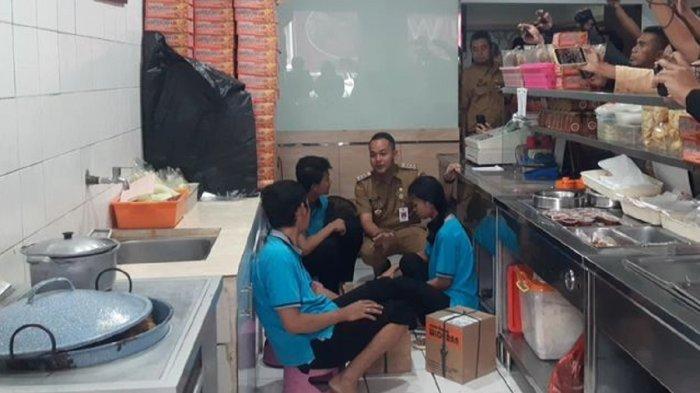 AYAM GORENG WIDURAN - Wali Kota Solo, Respati Ardi melakukan sidak ke Ayam Goreng Widuran di Jalan Sutan Syahrir Kelurahan Kepatihan Kulon, Kecamatan Jebres, Solo, Jawa Tengah, Senin (26/5/2025).